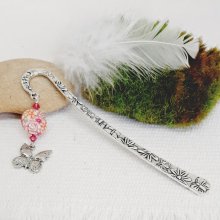 marque page argenté pendentif papillon et perle très originale en forme de lentille avec dessin de fleurs